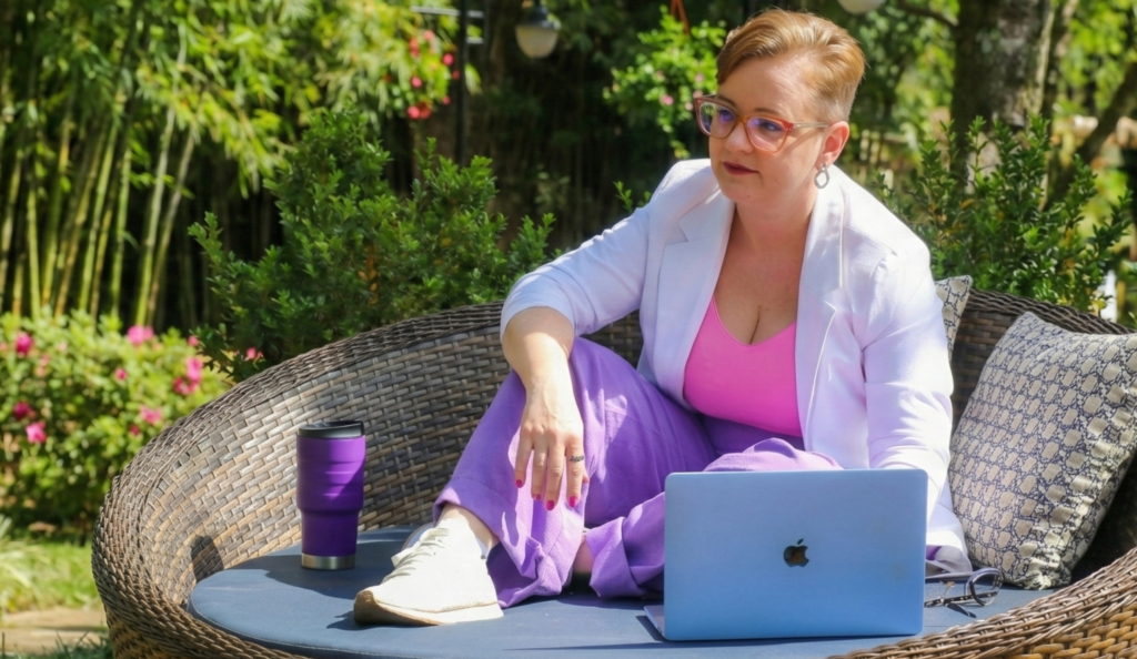 Empreendedora planejando investimento em tráfego pago para iniciantes com notebook e anotações financeiras.