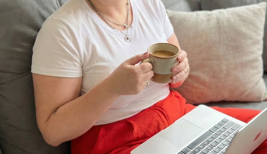 Empreendedora organizando sua rotina de marketing em um planner com tranquilidade e foco.